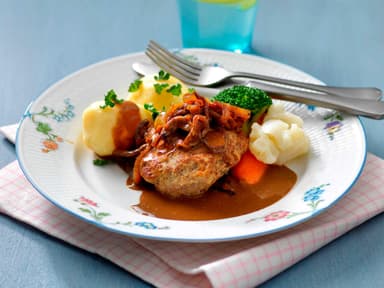 Pannbiff med stekt lök, sås och potatis