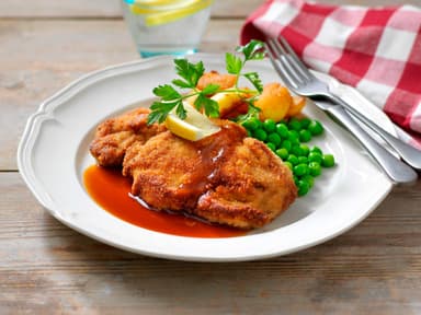 Panerad fläskschnitzel med bearnaisesås och stekt potatis