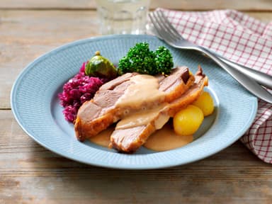 Stekt kalkon med sås, potatis och rödkål