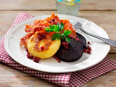 Blodkorv med stekt bacon och potatisbullar