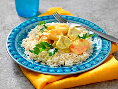 Kyckling i currysås serveras med ris