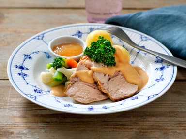 Långbakad fläskkarré i skysås serveras med potatismos