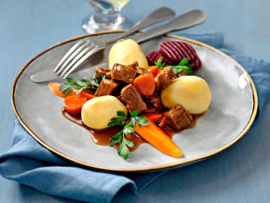 Skånsk kalops med kokt potatis och rödbetor