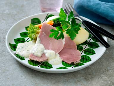 Kokt skinka med stuvade grönsaker och potatis